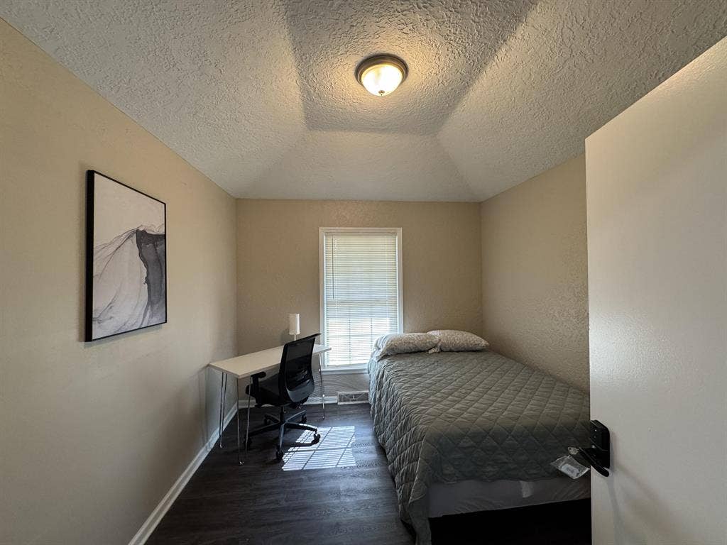 6 BR in Blue Springs