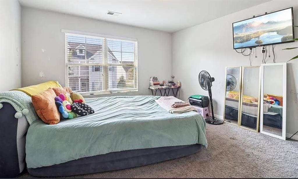 Room in Clean Spacious Home