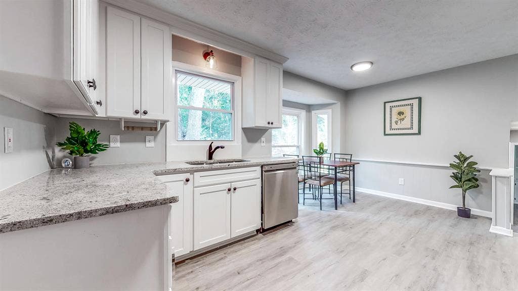 8 BR in Stone Mountain