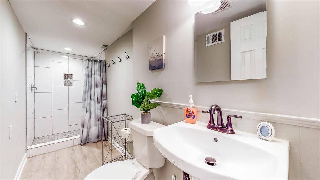 8 BR in Stone Mountain