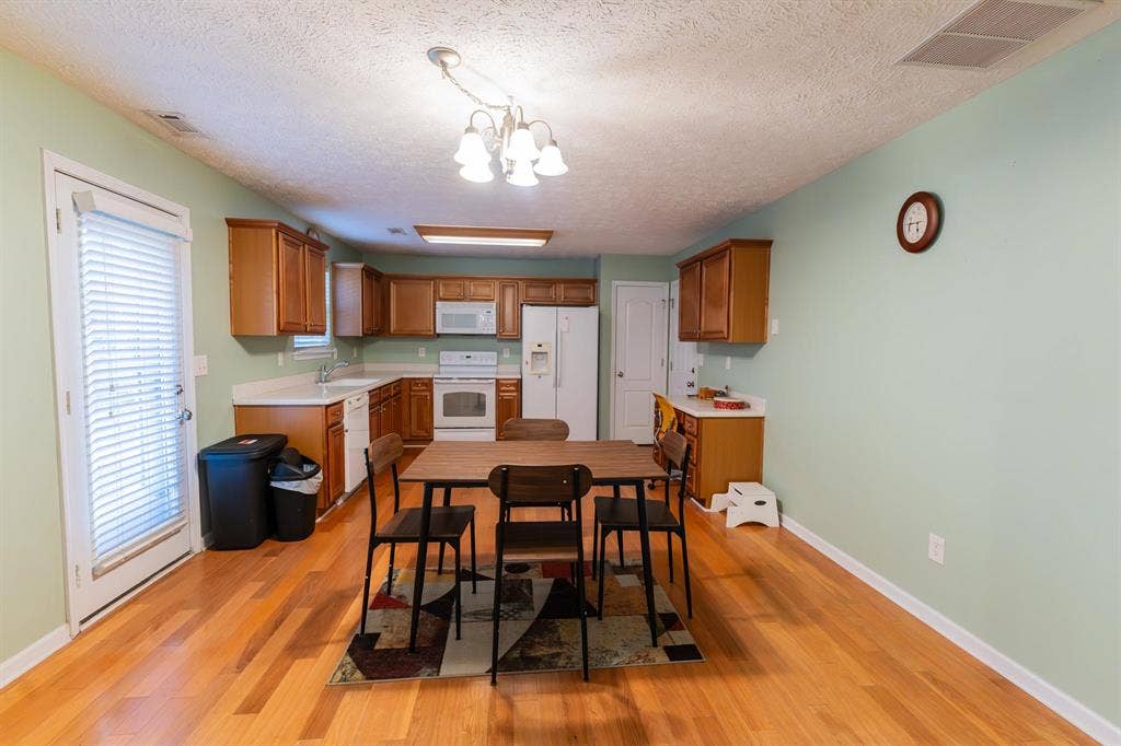 8 BR in Stockbridge