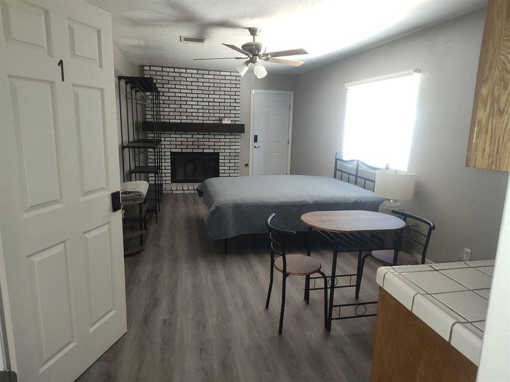 6 BR in Lancaster