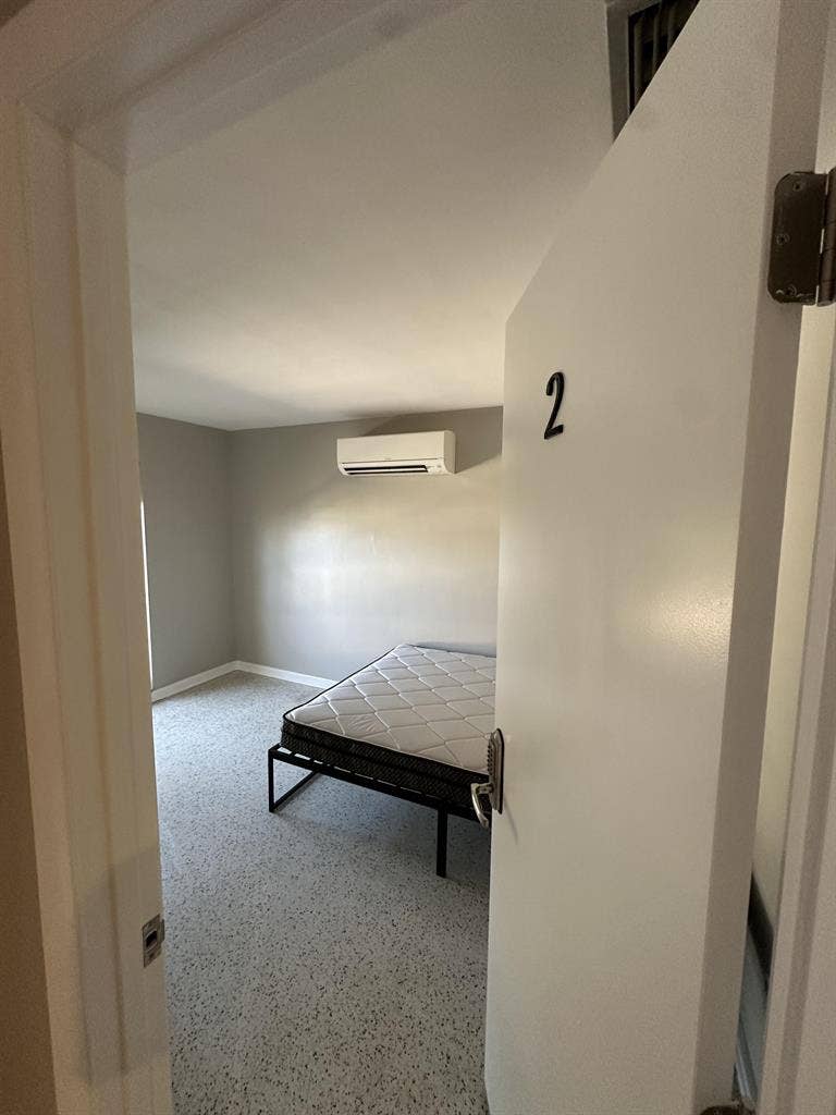 8 BR in Largo