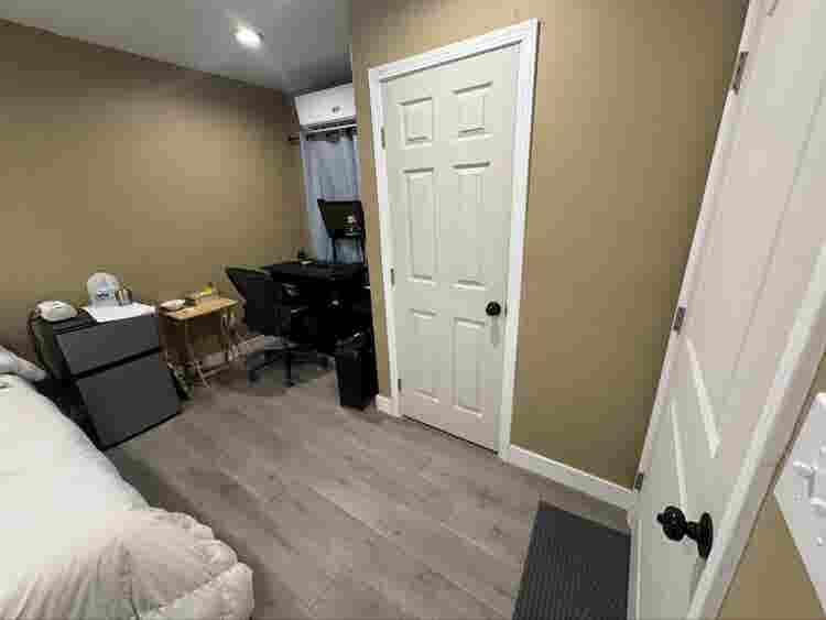 Room with private bathroom/bills in