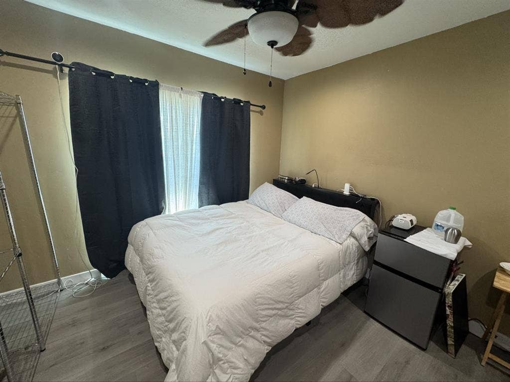 Room with private bathroom/bills in