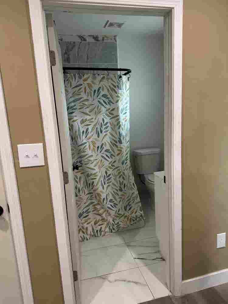 Room with private bathroom/bills in