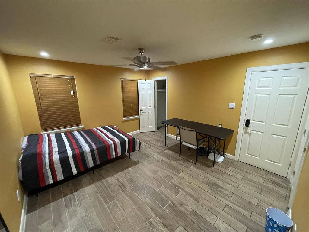 6 BR in Houston