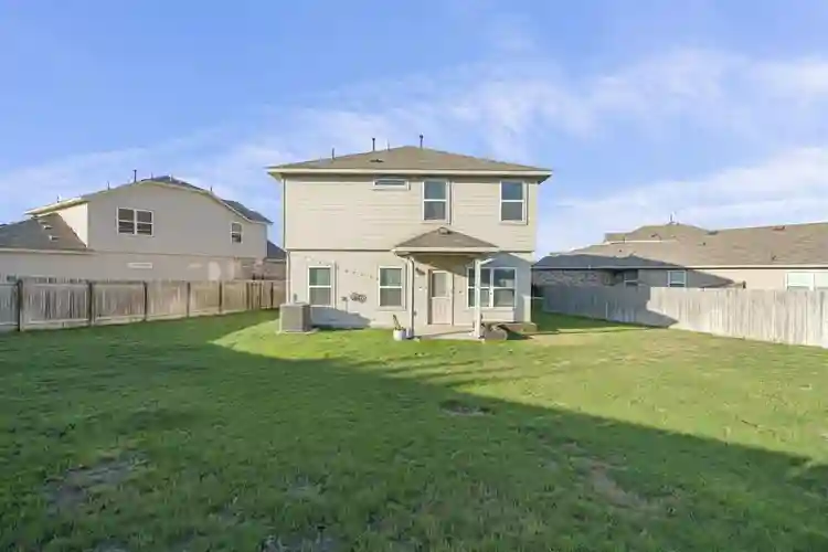 8 BR in Leander