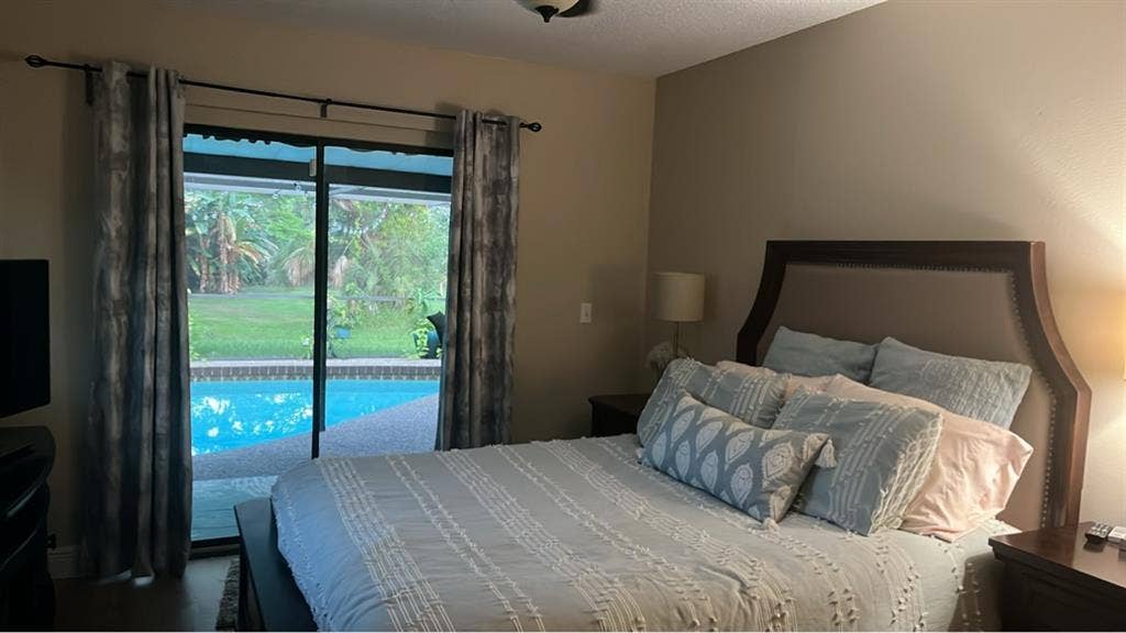 Room in Tranquil pool home