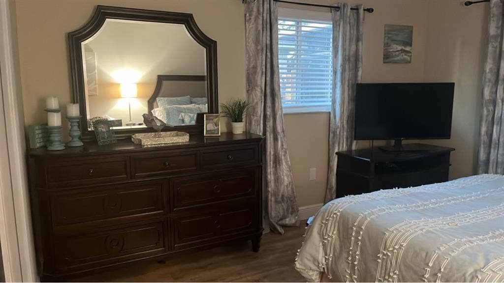 Room in Tranquil pool home