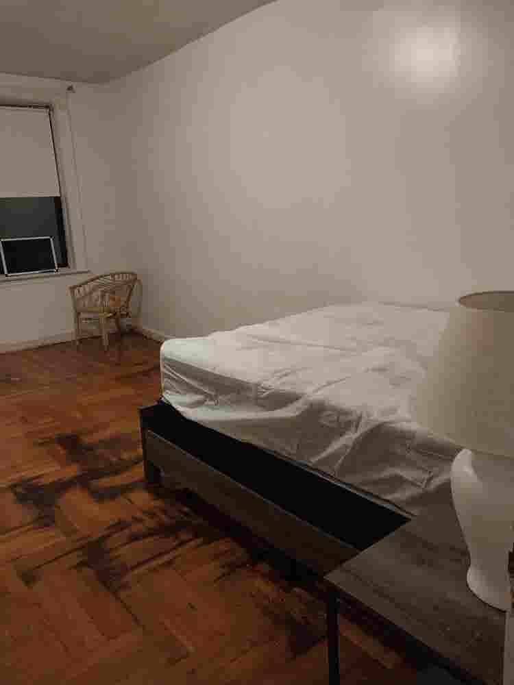 Large Room near 4 train