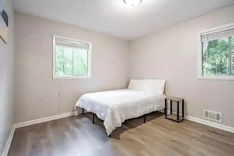 7 BR in Riverdale