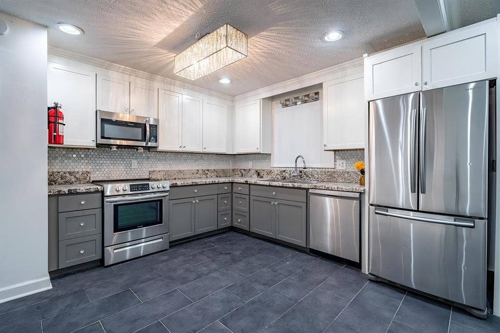 10 BR in Riverdale