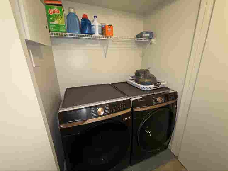 Room for Rent. Cuarto Disponible