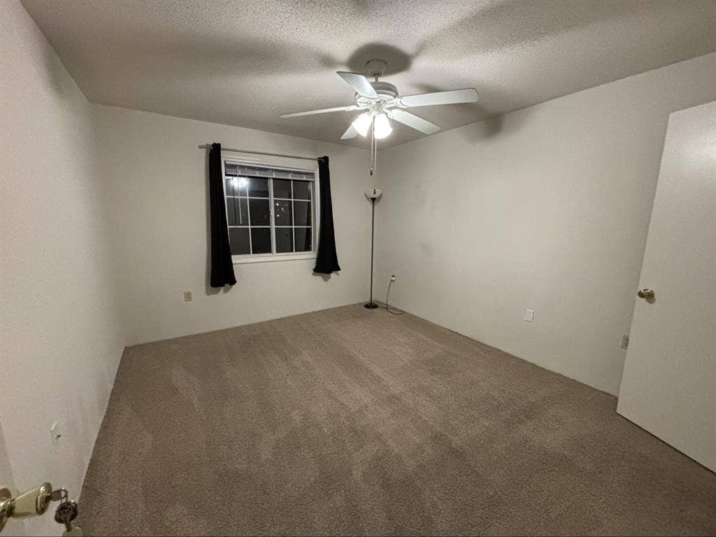 Room for Rent. Cuarto Disponible