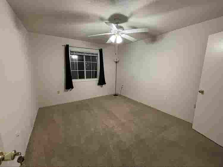 Room for Rent. Cuarto Disponible