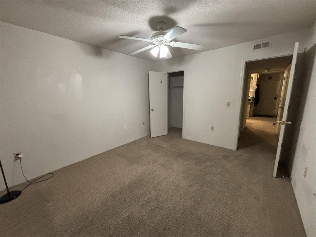 Room for Rent. Cuarto Disponible