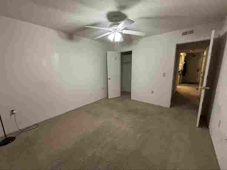 Room for Rent. Cuarto Disponible