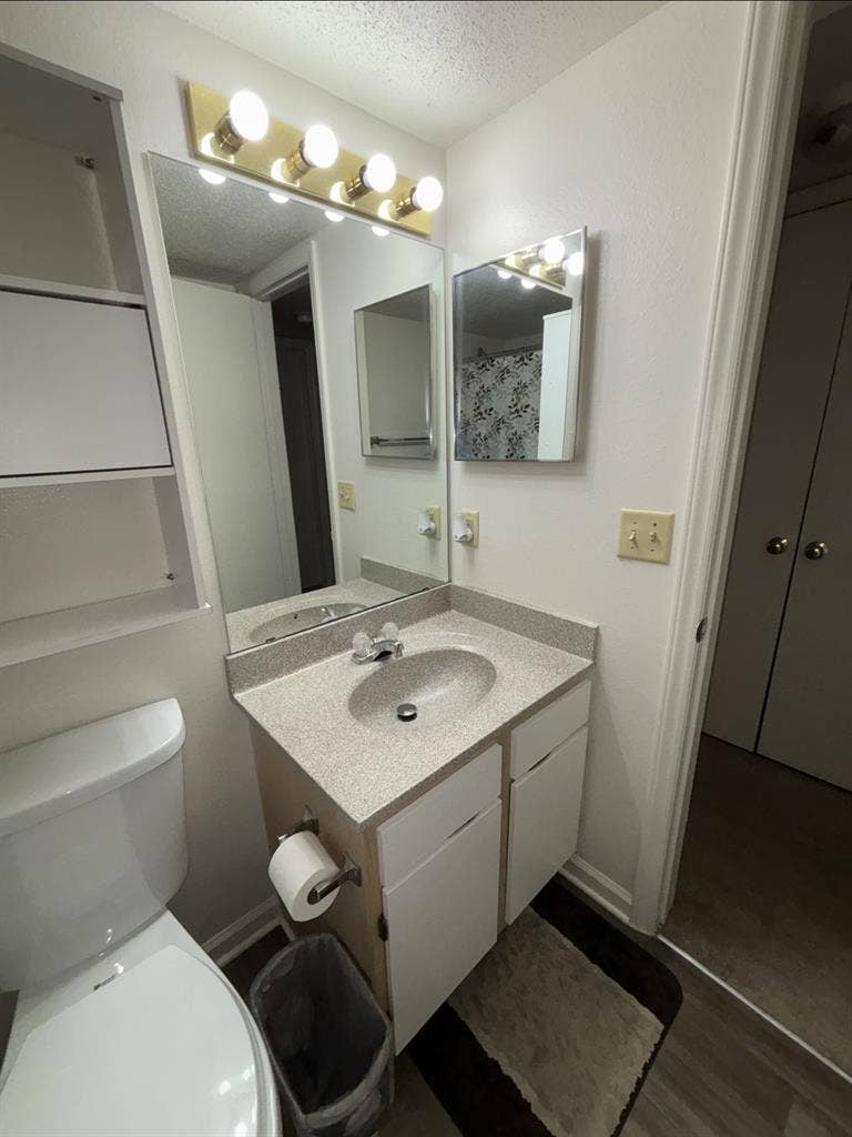 Room for Rent. Cuarto Disponible