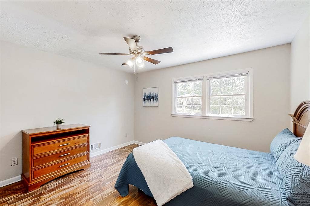 6 BR in Riverdale