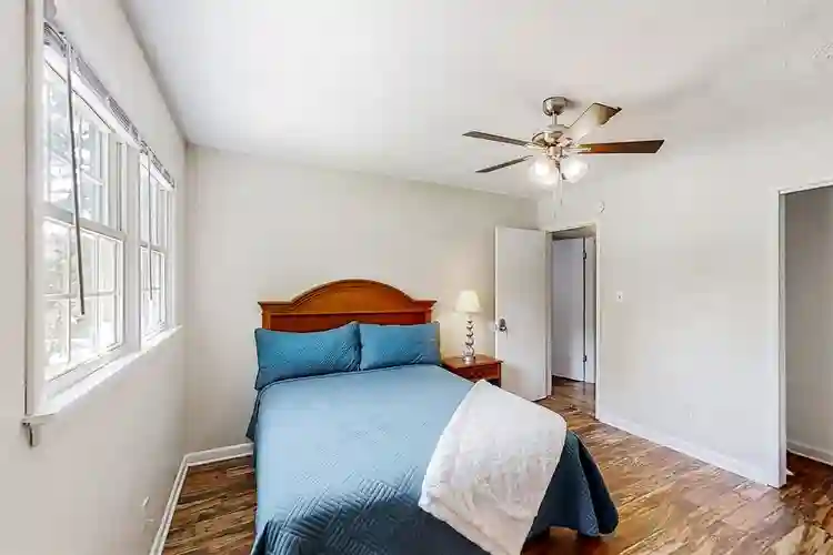 6 BR in Riverdale