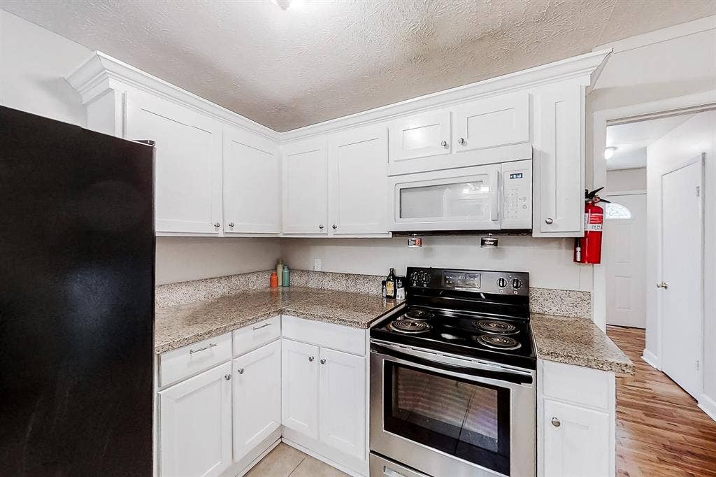 6 BR in Riverdale