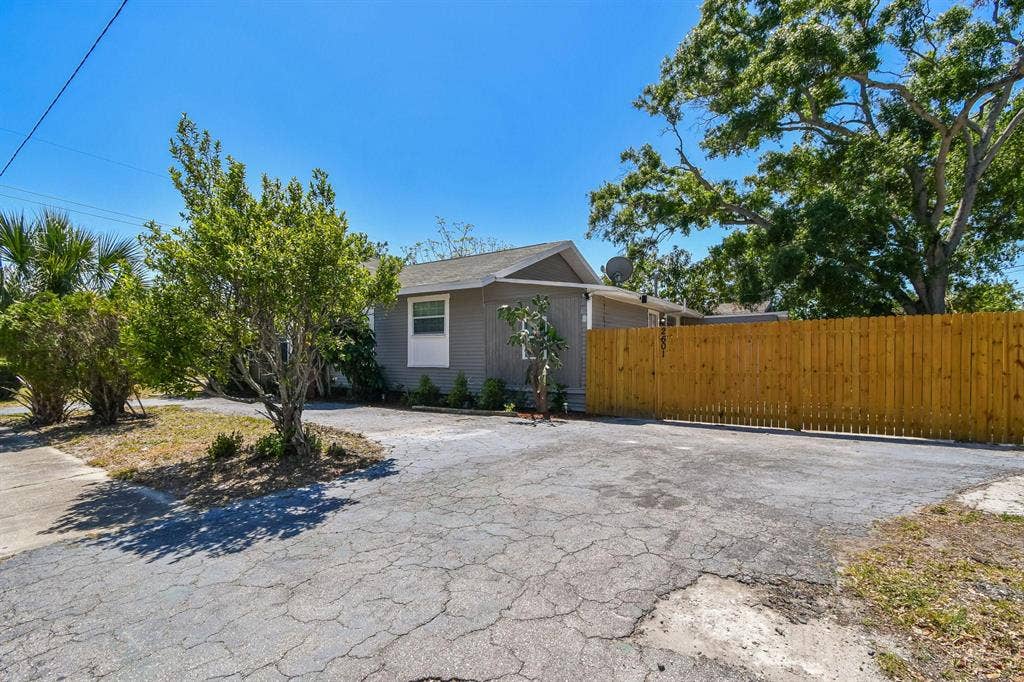 8 BR in St. Petersburg