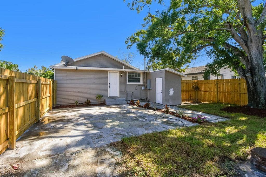 8 BR in St. Petersburg