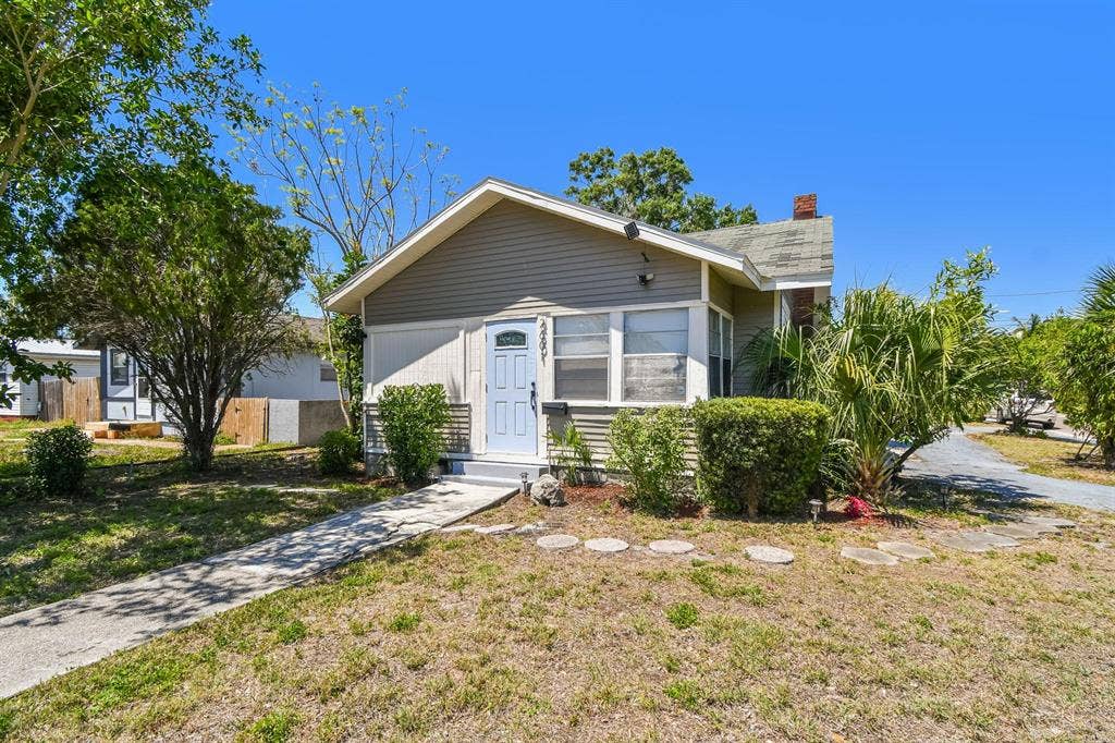 8 BR in St. Petersburg