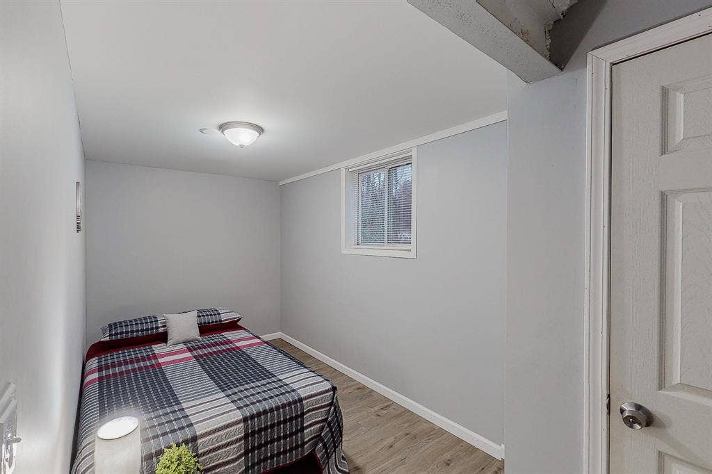 9 BR in Forest Park