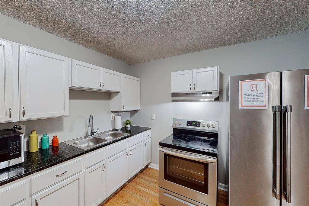 9 BR in Forest Park