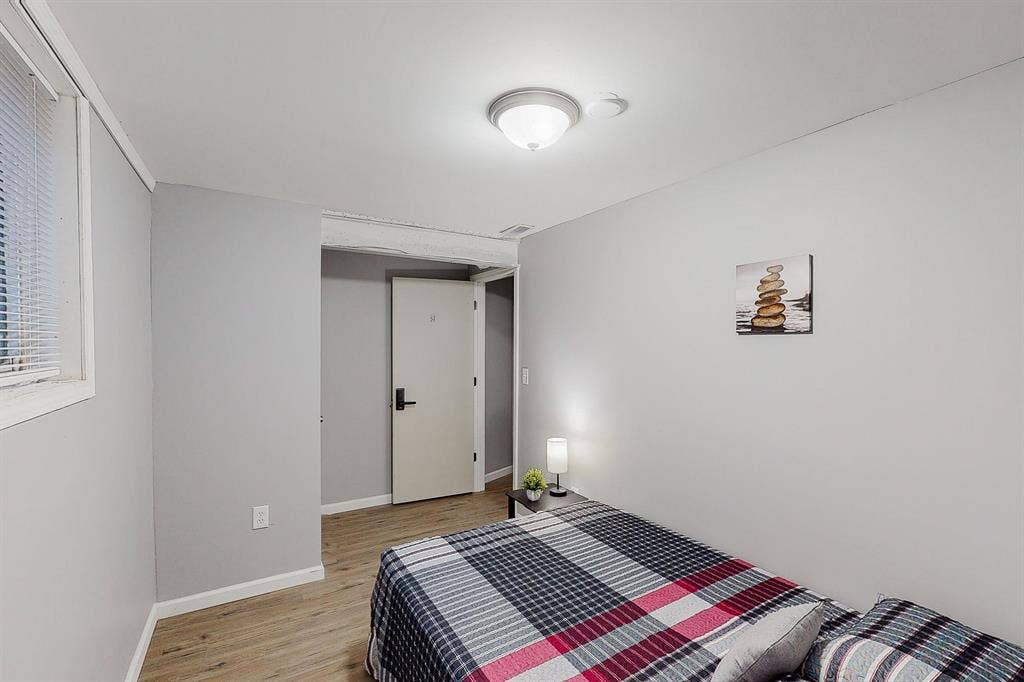 9 BR in Forest Park