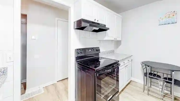 8 BR in Riverdale