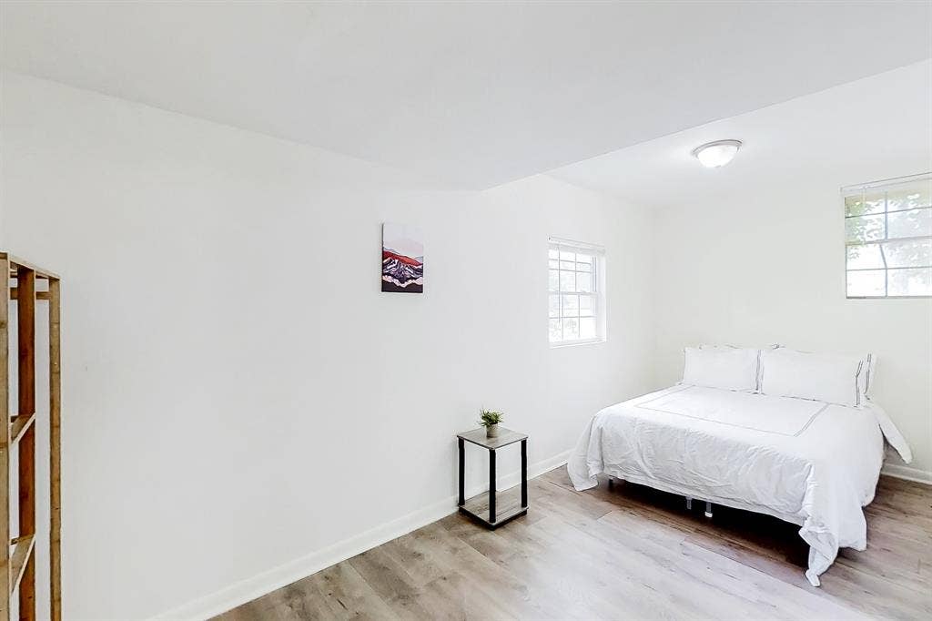 9 BR in Riverdale