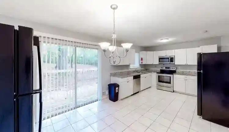 8 BR in Riverdale