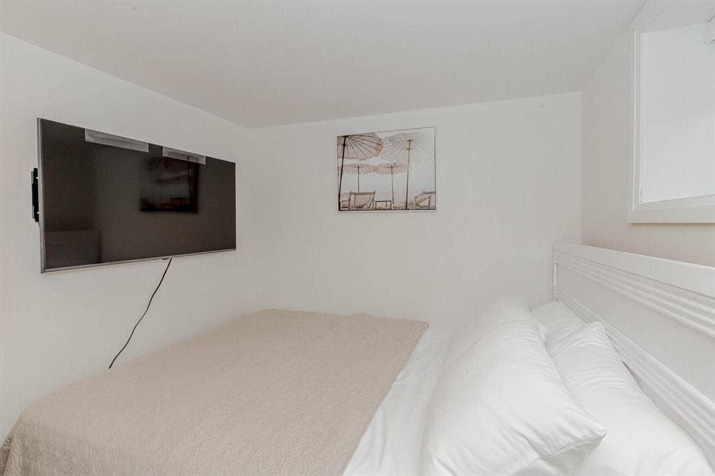 2bed basement apartment in Oakville