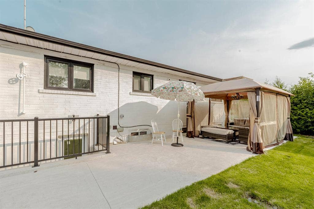 2bed basement apartment in Oakville