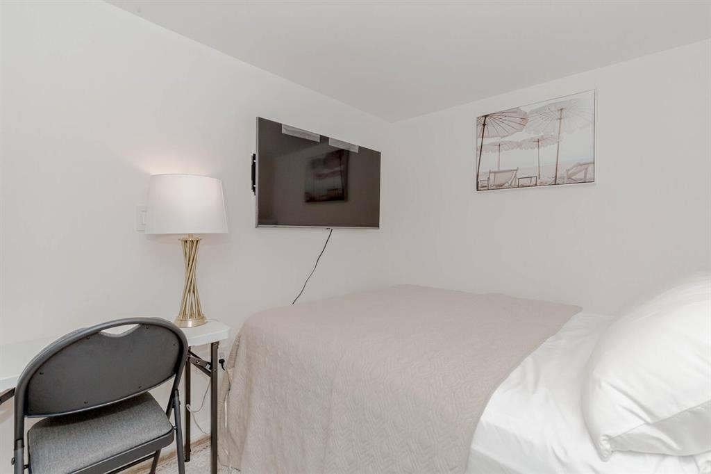 2bed basement apartment in Oakville