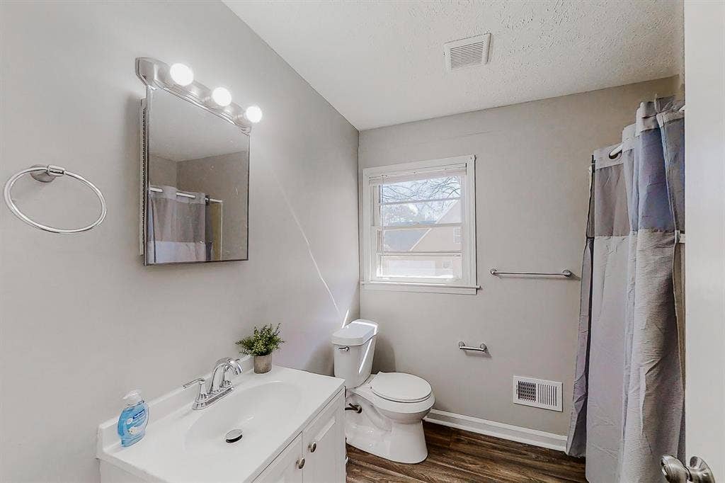 9 BR in Riverdale