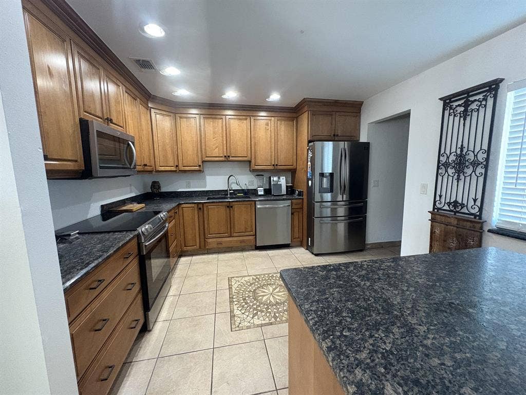 5 BR in Longwood