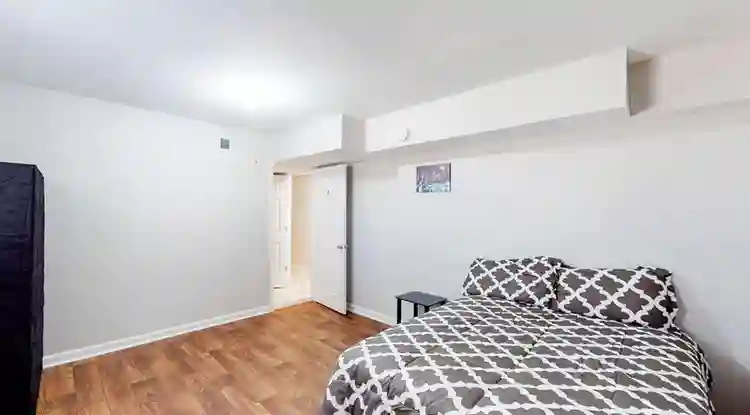 5 BR in Riverdale
