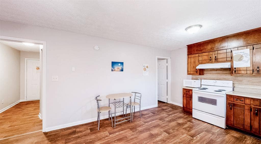 5 BR in Riverdale