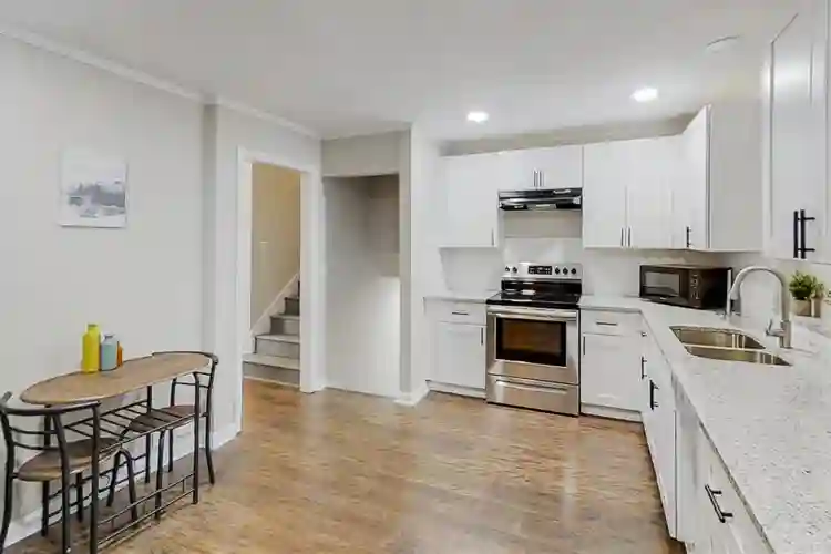 8 BR in Riverdale