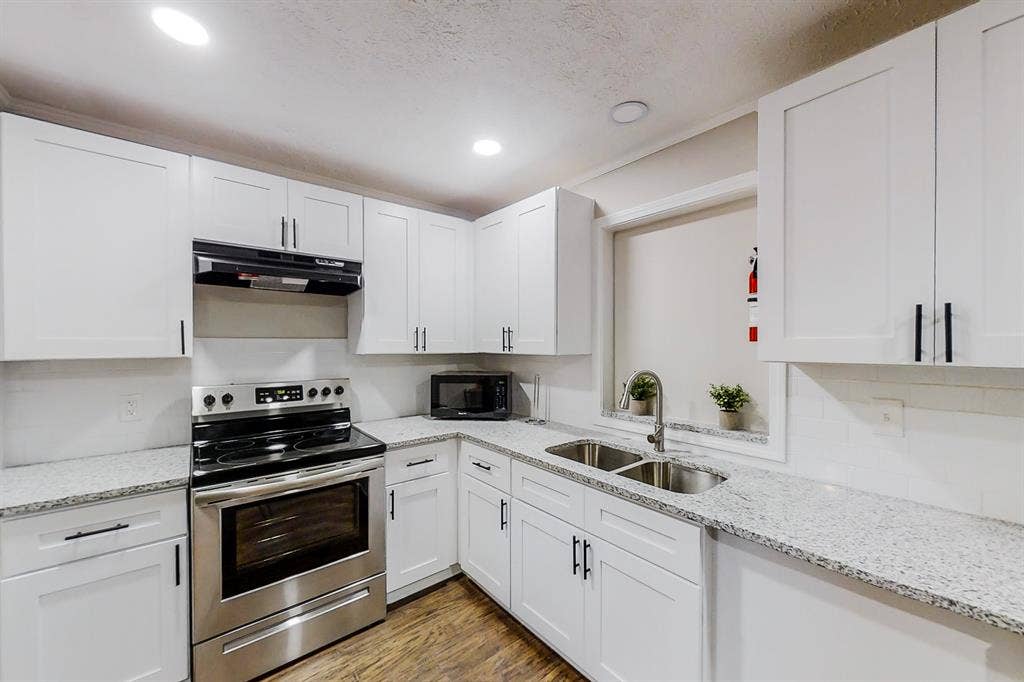 8 BR in Riverdale