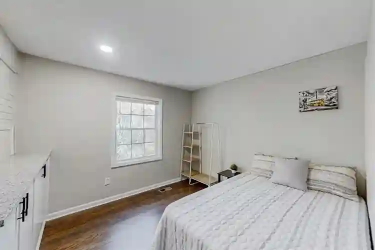 8 BR in Riverdale