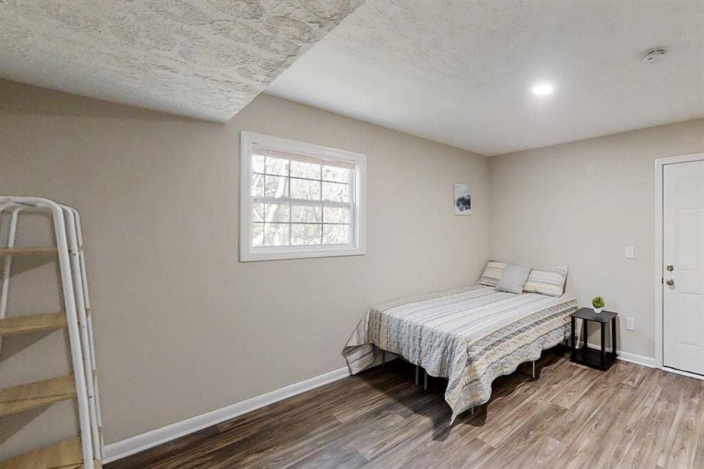8 BR in Riverdale