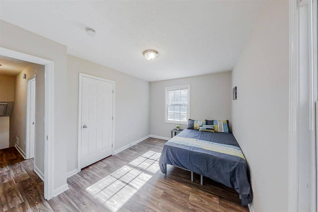 8 BR in Riverdale