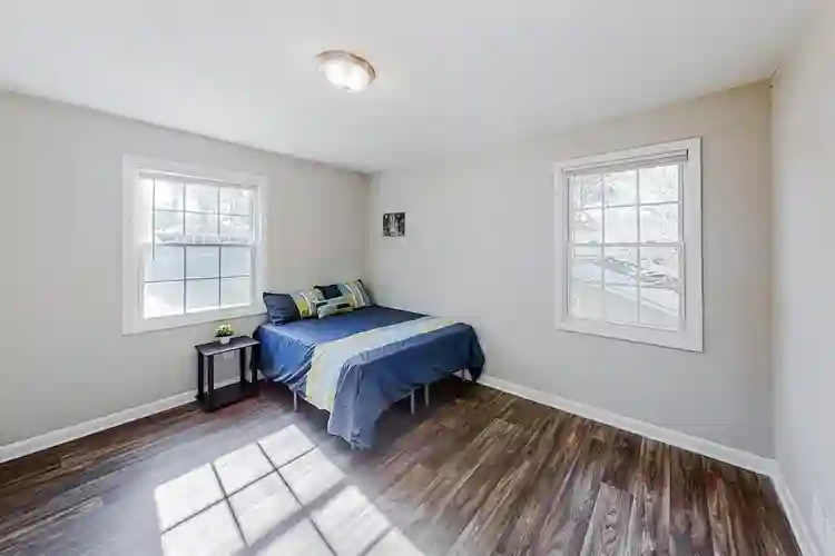 8 BR in Riverdale