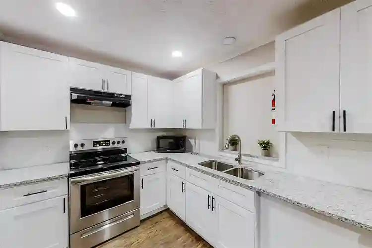 8 BR in Riverdale