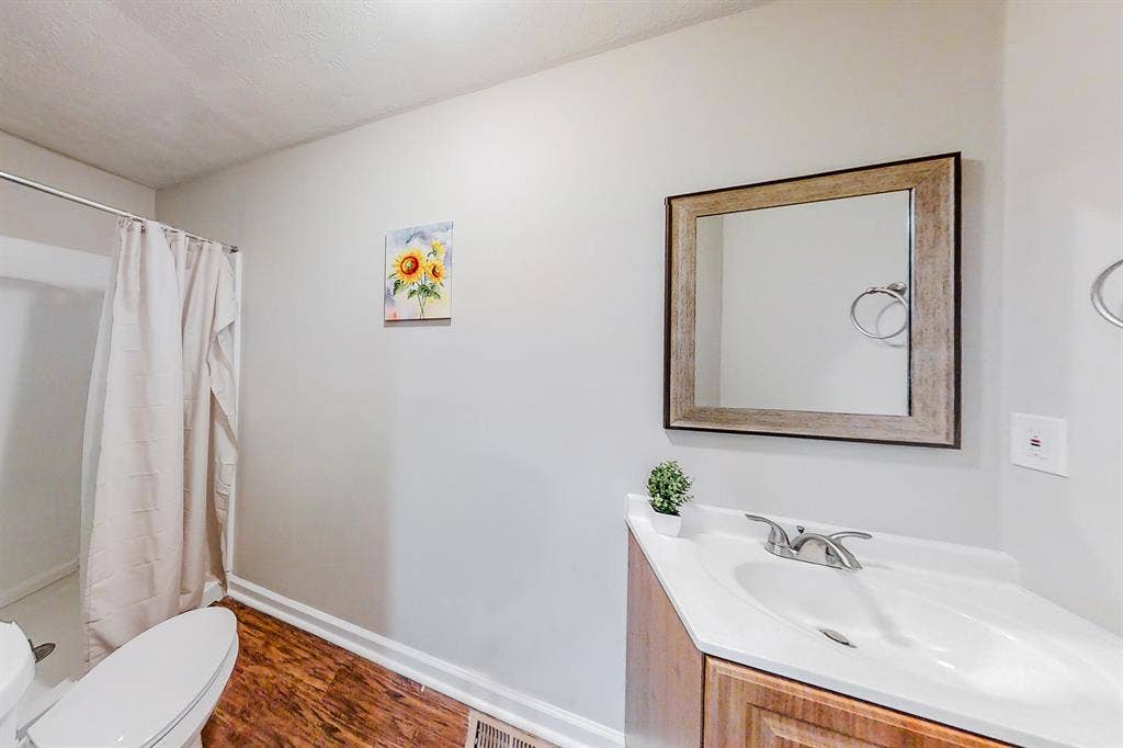 8 BR in Riverdale
